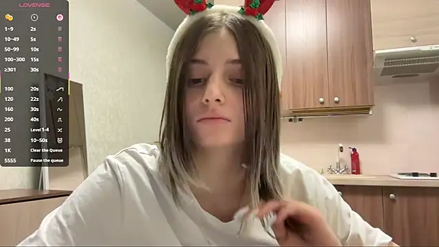 AidaGloshen online show from 12/18/25, 04:11