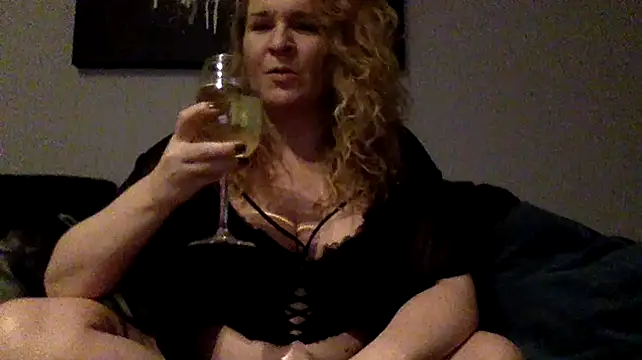 Snapshot of Dinslavnu chatting on 10/31/25, 06:04 Dinslavnu online show from 10/31/25, 06:04