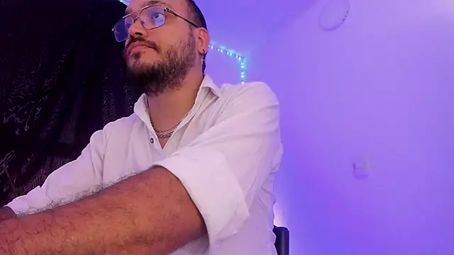 Snapshot of MarkWolfe1 chatting on 10/28/25, 09:47 MarkWolfe1 online show from 10/28/25, 09:47