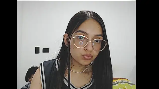 Snapshot of ALICE_JULIETA chatting on 11/04/25, 01:09 ALICE JULIETA online show from 11/04/25, 01:09