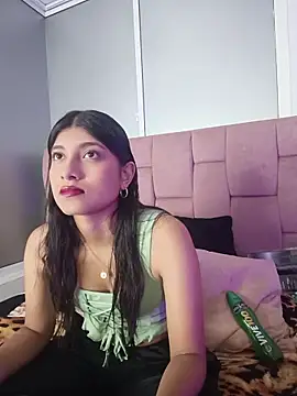 Snapshot of YeseniaRodriguez3 chatting on 06/20/26, 12:43 YeseniaRodriguez3 online show from 06/20/26, 12:43