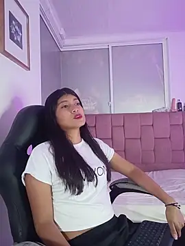 YeseniaRodriguez3 online show from 05/05/26, 12:30
