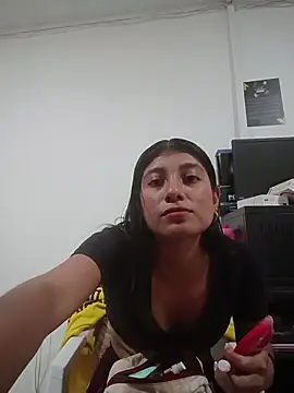 YeseniaRodriguez3 online show from 11/11/25, 09:53