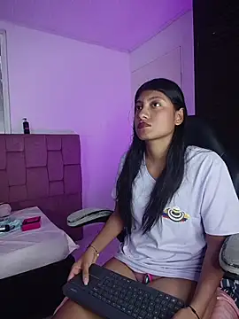 YeseniaRodriguez3 online show from 04/19/26, 05:36