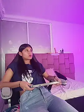 YeseniaRodriguez3 online show from 05/08/26, 12:31