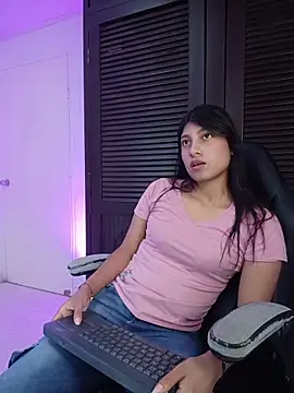 YeseniaRodriguez3 online show from 04/13/26, 12:31