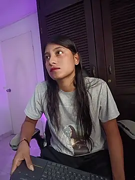 YeseniaRodriguez3 online show from 04/12/26, 12:30