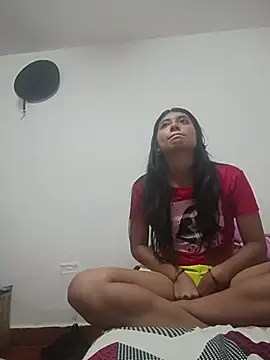 YeseniaRodriguez3 online show from 04/15/26, 01:44