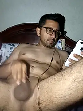 Snapshot of Leocuma82 chatting on 12/20/25, 03:31 Leocuma82 online show from 12/20/25, 03:31