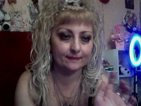 Snapshot of xHot_Amazonq chatting on 10/26/25, 04:07 xHot Amazonq online show from 10/26/25, 04:07