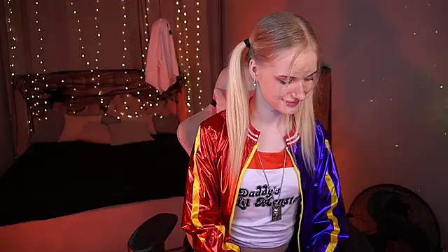 Snapshot of MonicaVelen chatting on 10/28/25, 06:23 MonicaVelen online show from 10/28/25, 06:23