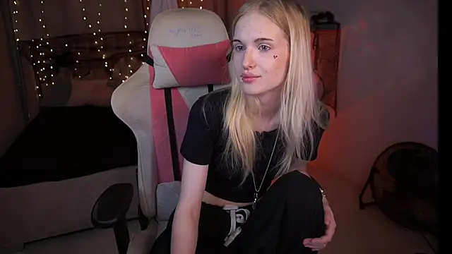 Snapshot of MonicaVelen chatting on 10/29/25, 06:45 MonicaVelen online show from 10/29/25, 06:45