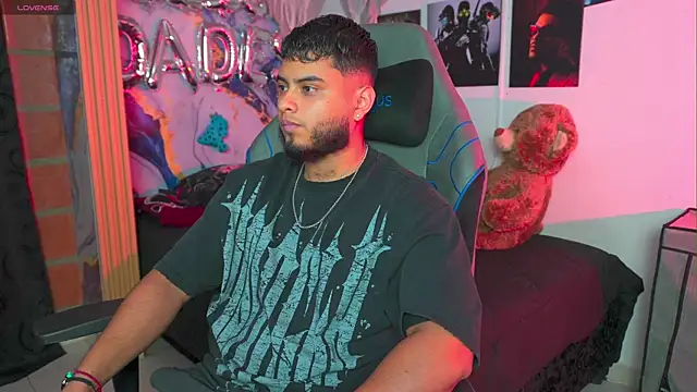 Tiler wolker online show from 04/23/26, 12:06