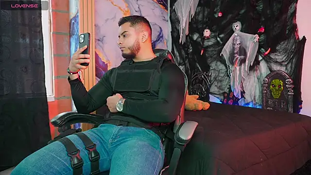 Tiler wolker online show from 10/31/25, 07:54