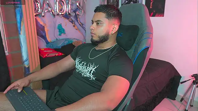 Tiler wolker online show from 03/25/26, 10:08