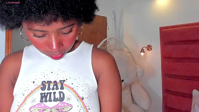 Snapshot of violeta_ruizz chatting on 11/06/25, 12:20 violeta ruizz online show from 11/06/25, 12:20