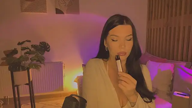 Snapshot of Angelsweetshy chatting on 10/28/25, 06:51 Angelsweetshy online show from 10/28/25, 06:51