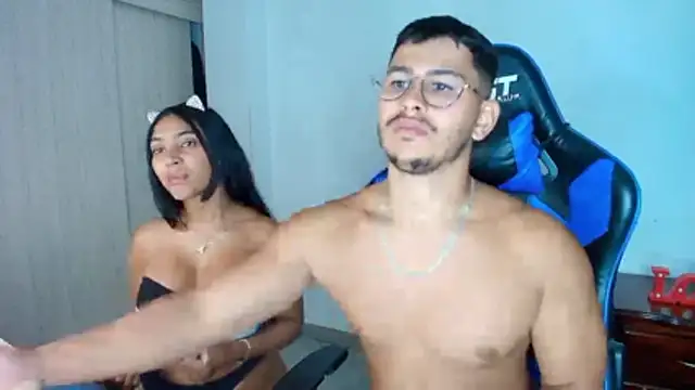 Snapshot of sophia_and_alex chatting on 11/21/25, 11:59 sophia and alex online show from 11/21/25, 11:59