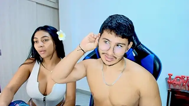 Snapshot of sophia_and_alex chatting on 12/19/25, 12:36 sophia and alex online show from 12/19/25, 12:36