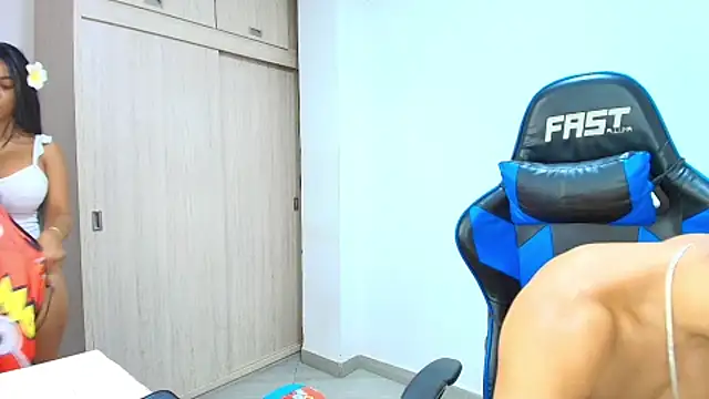 Snapshot of sophia_and_alex chatting on 11/10/25, 02:00 sophia and alex online show from 11/10/25, 02:00