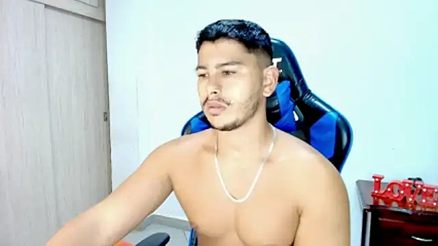 Snapshot of sophia_and_alex chatting on 11/24/25, 03:28 sophia and alex online show from 11/24/25, 03:28