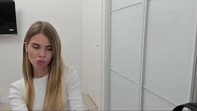 Snapshot of LinaBey chatting on 11/04/25, 01:48 LinaBey online show from 11/04/25, 01:48