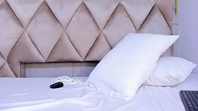 violett rabbit  online show from 06/11/26, 12:32