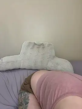 Snapshot of CreamedKitten chatting on 07/17/26, 03:31 CreamedKitten online show from 07/17/26, 03:31