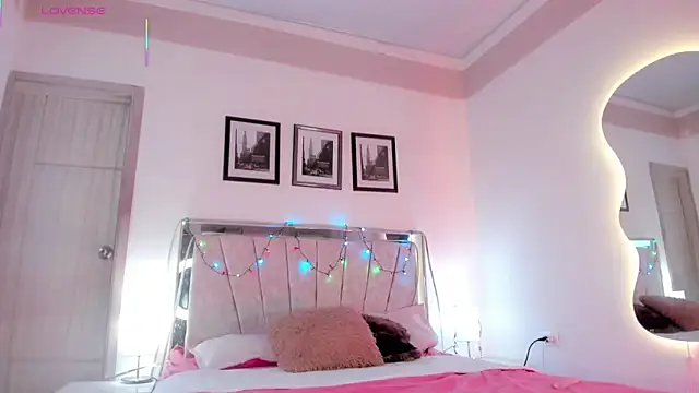 Snapshot of Sweetiee_Aurora chatting on 12/18/25, 08:45 Sweetiee Aurora online show from 12/18/25, 08:45