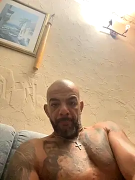 latino2211 online show from 10/29/25, 02:21