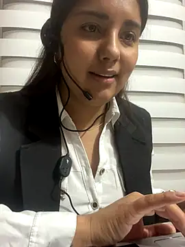 Snapshot of Au-rora chatting on 11/30/25, 04:24 Au-rora online show from 11/30/25, 04:24