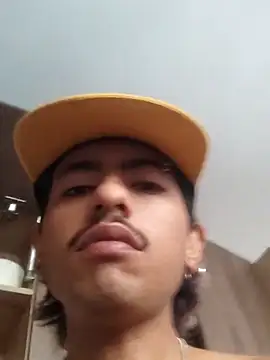 SkinniYamo online show from 10/29/25, 03:22