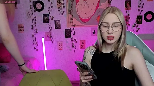 Snapshot of _kitEkat__ chatting on 10/26/25, 08:42  kitEkat   online show from 10/26/25, 08:42