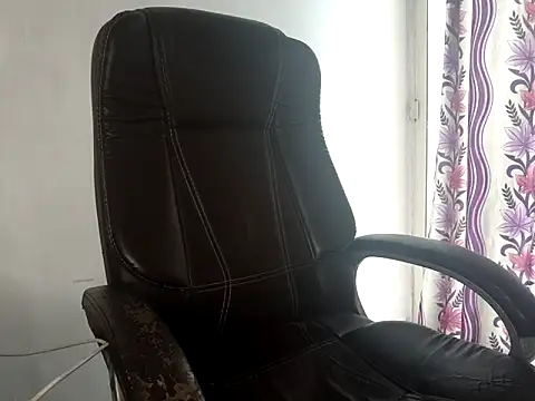 Snapshot of _pooja_- chatting on 10/29/25, 04:44  pooja - online show from 10/29/25, 04:44