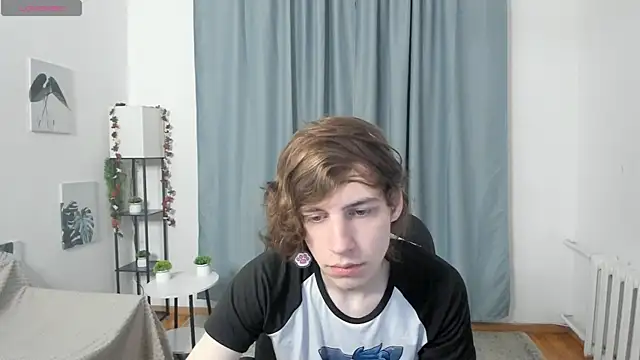 Snapshot of AvenGlow chatting on 12/15/25, 05:13 AvenGlow online show from 12/15/25, 05:13