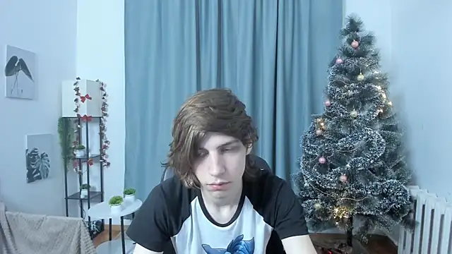 Snapshot of AvenGlow chatting on 12/19/25, 05:10 AvenGlow online show from 12/19/25, 05:10