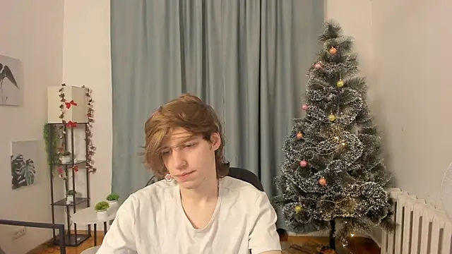 Snapshot of AvenGlow chatting on 12/21/25, 05:09 AvenGlow online show from 12/21/25, 05:09