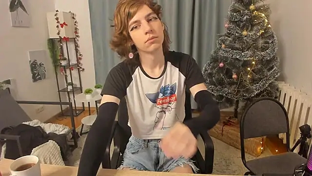 Snapshot of AvenGlow chatting on 12/23/25, 03:50 AvenGlow online show from 12/23/25, 03:50