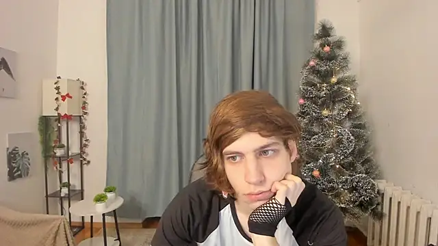 Snapshot of AvenGlow chatting on 12/20/25, 04:59 AvenGlow online show from 12/20/25, 04:59