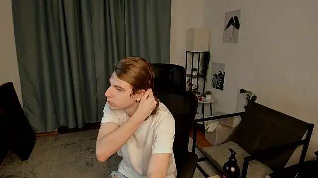 Snapshot of AvenGlow chatting on 02/05/26, 05:14 AvenGlow online show from 02/05/26, 05:14