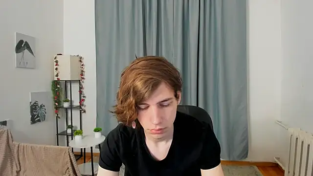 Snapshot of AvenGlow chatting on 12/14/25, 05:24 AvenGlow online show from 12/14/25, 05:24