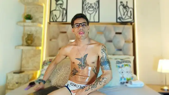 Snapshot of Andrew_Haalls chatting on 12/19/25, 08:44 Andrew Haalls online show from 12/19/25, 08:44