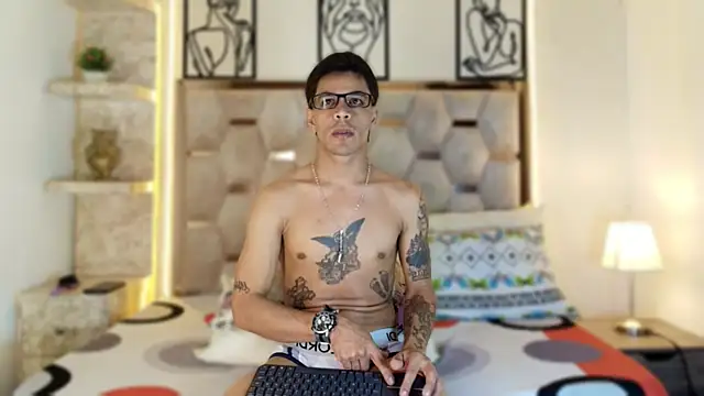 Snapshot of Andrew_Haalls chatting on 12/21/25, 07:59 Andrew Haalls online show from 12/21/25, 07:59