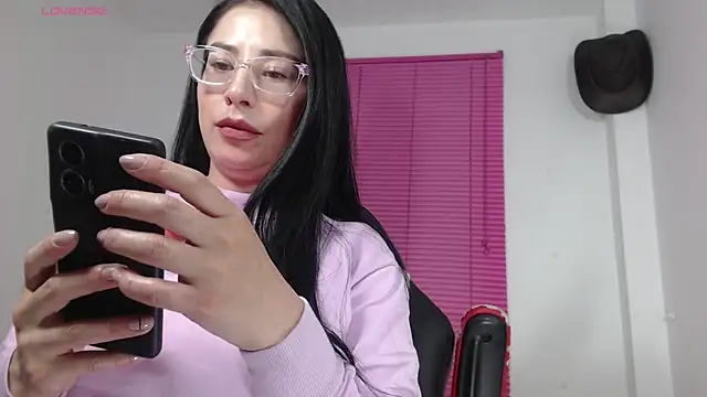 Snapshot of Emma_Hotkiss chatting on 04/14/26, 11:21 Emma Hotkiss online show from 04/14/26, 11:21