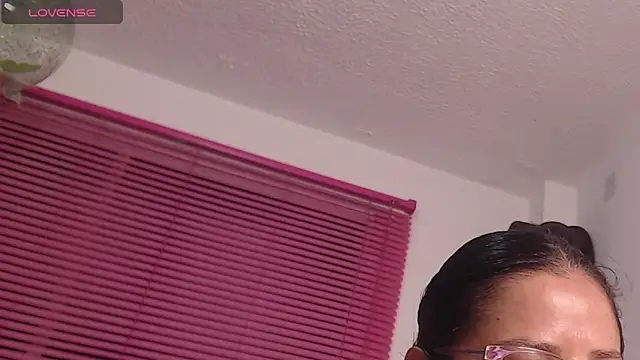 Snapshot of Emma_Hotkiss chatting on 04/11/26, 02:19 Emma Hotkiss online show from 04/11/26, 02:19