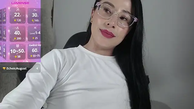 Snapshot of Emma_Hotkiss chatting on 07/05/26, 03:00 Emma Hotkiss online show from 07/05/26, 03:00