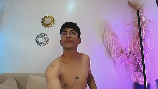 Snapshot of SexyAndresito22 chatting on 11/04/25, 03:49 SexyAndresito22 online show from 11/04/25, 03:49