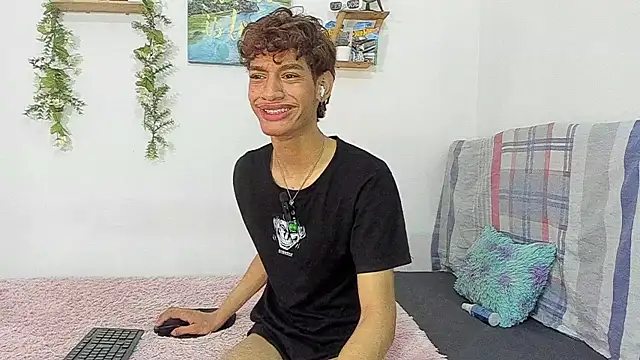 Snapshot of Augustvalen chatting on 11/03/25, 08:01 Augustvalen online show from 11/03/25, 08:01