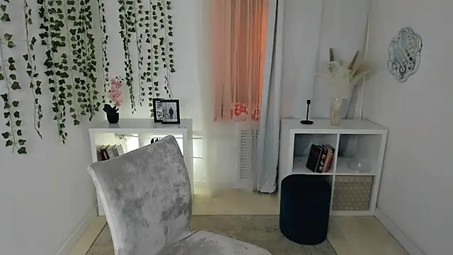 Evanessa Johns online show from 12/03/25, 10:36