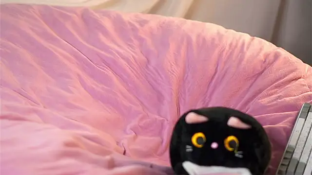 Snapshot of YettaCalabria chatting on 11/10/25, 11:15 YettaCalabria online show from 11/10/25, 11:15